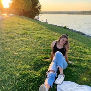 Meet your Posher, Emily